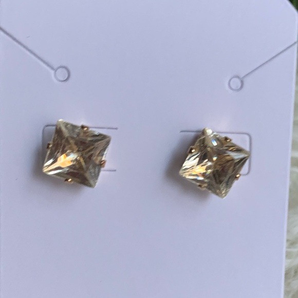 Fashion gold tone princess cut stud earrings - Picture 3 of 4